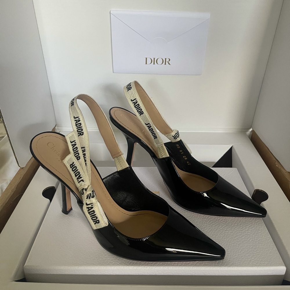 J'ADIOR SLINGBACK PUMP
Black Patent Calfskin